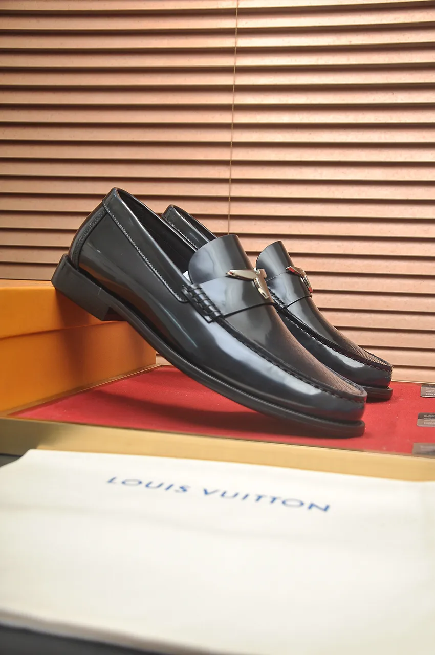 Men's men's shoes 💰560💶 [LV] (original single cowhide lining) 🍀LV's latest genuine leather business suit shoes are launched simultaneously on the official website. The first-layer cowhide imported from Italy is made of heavy gold, 💥1:1 rubber outsole from the official website. Versatile to wear, high-end without losing class, and the color combination is extraordinary. This four-season style is alluring when worn on your feet, showing off your big-name flair. Standard code 38-44 (45 customized)